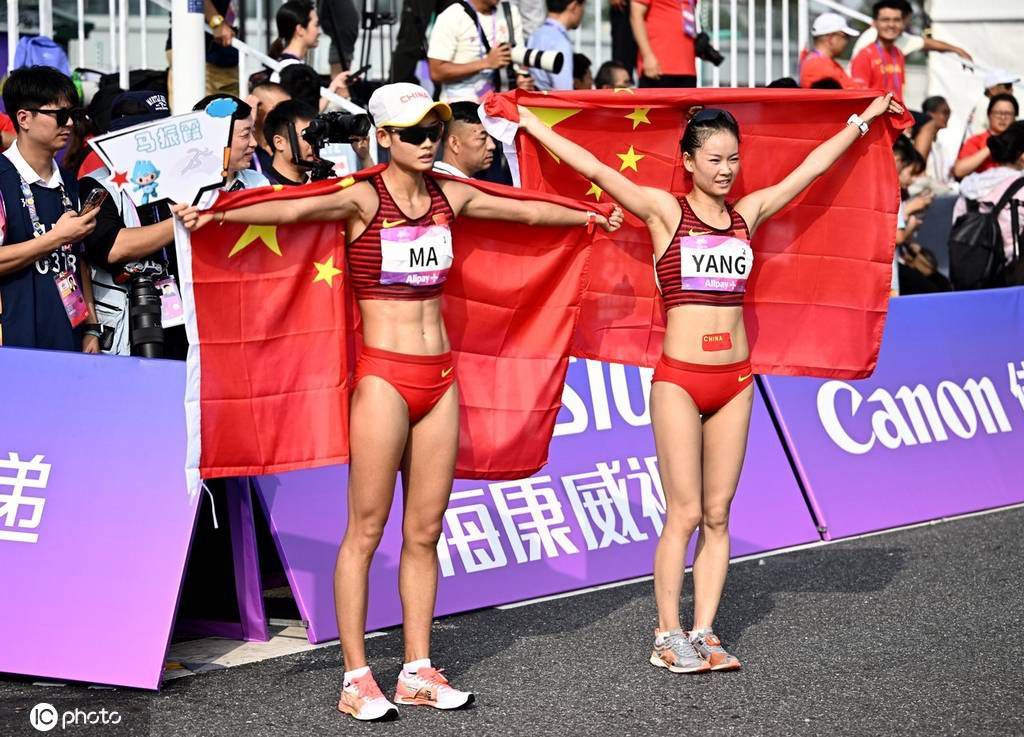 据The Athletic报道，2022年夏天，滕哈赫原本力主引进德容，但当时高层告知他没有足够转会预算，最后匆匆签下卡塞米罗。